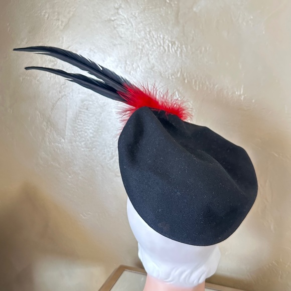 STUNNING 1940s\' BLACK FELT  HAT - RED FEATHER PUFF & TALL BLACK FEATHERS main image 9